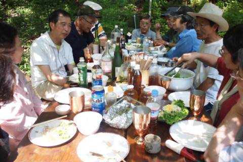 アトリエの外のテーブル。山の仲間たちと宴会。